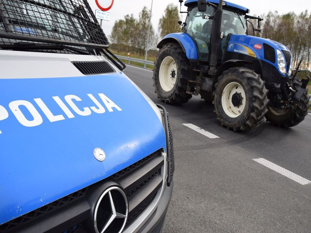 policja, zanieczyszczanie jezdni, ciągnik, mandat, prace polowe