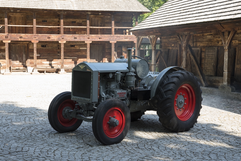 Muzeum Rolnictwa w Ciechanowcu, Hanomag AGR 38, Lanz Acker-Bulldog HN, Fordson E27N Major