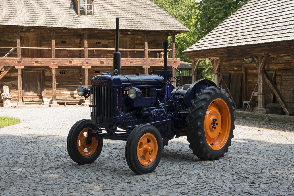 Muzeum Rolnictwa w Ciechanowcu, Hanomag AGR 38, Lanz Acker-Bulldog HN, Fordson E27N Major