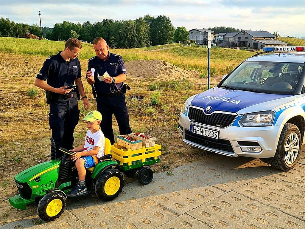 chłopiec, truskawki, ciągnik, policja