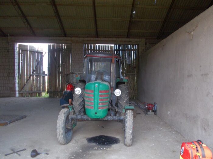 przyczepa przygniotła mężczyznę, Siemianowo, powiat gnieźnieński, KP PSP Gniezno