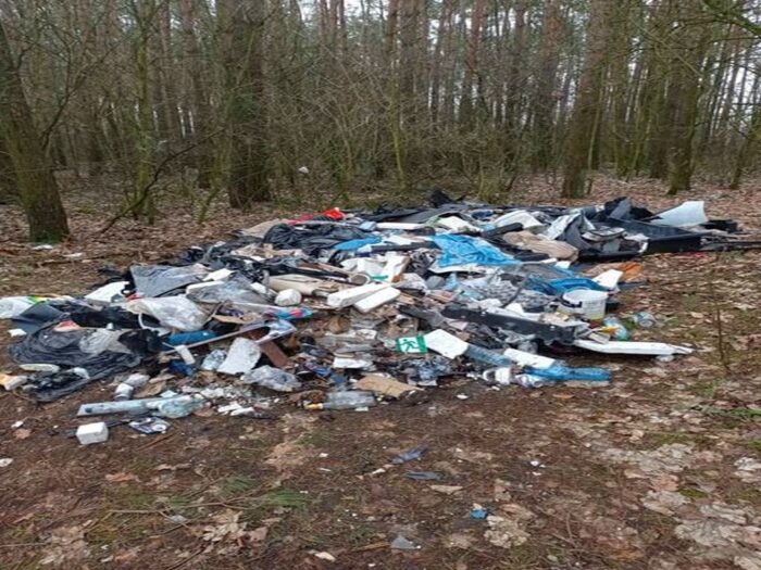 śmieci w lesie, gmina Czerniejewo, Nadleśnictwo Ustrzyki Dolne, Orelec