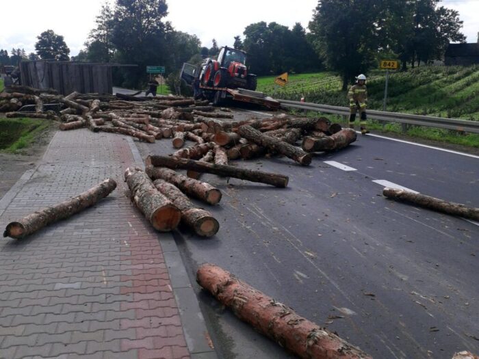 wypadek, kłody, drewno, ciągnik