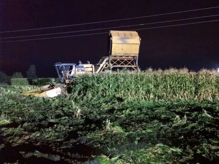 Kombajn zawadził o linię wysokiego napięcia, zbiór kukurydzy, Guzów, powiat żyrardowski