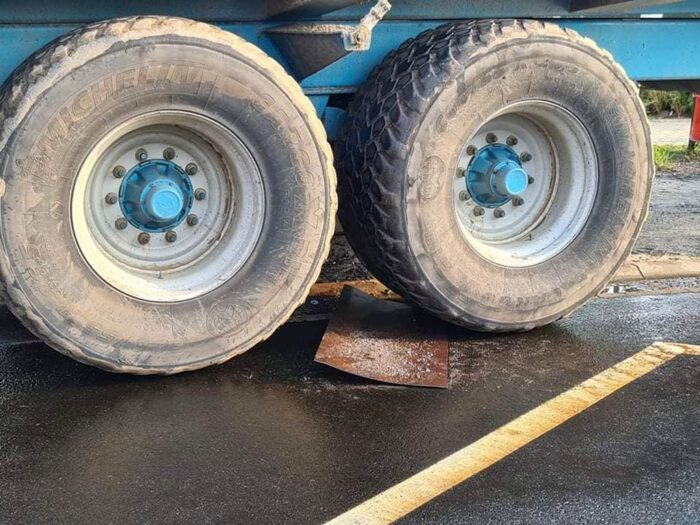 olej napędowy na drodze, wyciek paliwa z traktora, Lubogoszcz, powiat wschowski