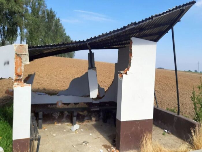 Prudnik, zniszczony przystanek, zdarzenia z udziałem ciągników rolniczych