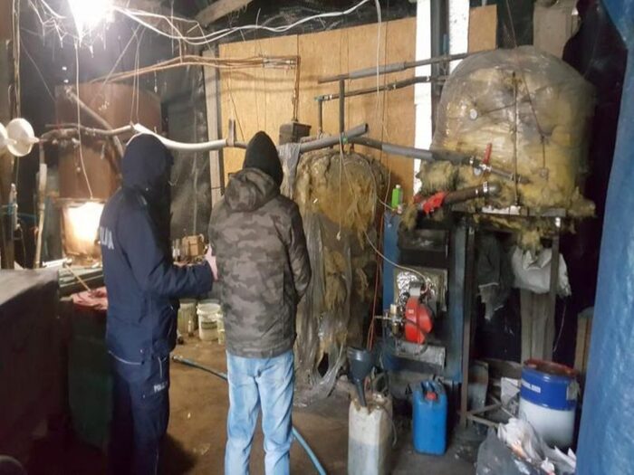 bimbrownia w stodole, gmina Knyszyn, KPP Mońki, nielegalna produkcja alkoholu