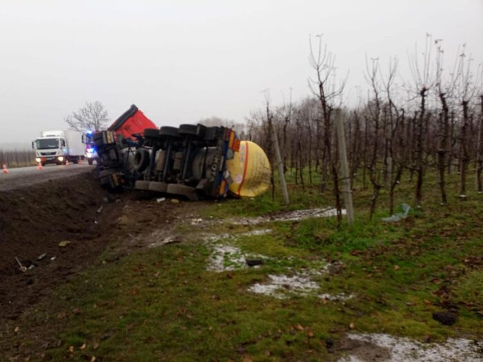 tir w sadzie, transport drobiu, Grójec, Turza Wielka, powiat mławski