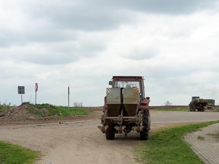 Zderzenie pojazdów było tak silne, że traktor rozpadł się na dwie części, a auto osobowe wpadło do rowu
