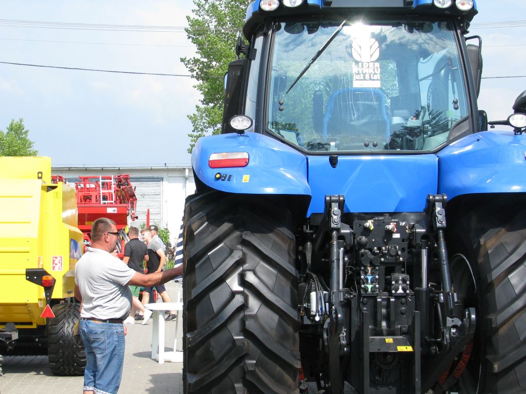 Zderzenie pojazdów było tak silne, że traktor rozpadł się na dwie części, a auto osobowe wpadło do rowu