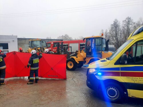Lubartów, mężczyzna przygnieciony przez ładowarkę, naprawa ładowarki