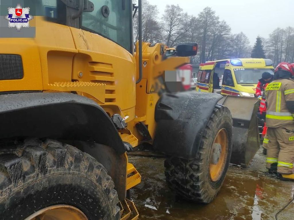 Lubartów, mężczyzna przygnieciony przez ładowarkę, naprawa ładowarki