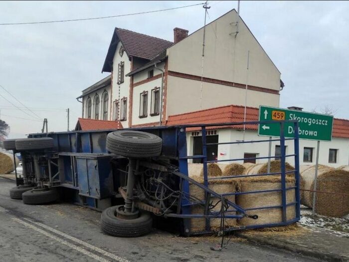 wywrócona przyczepa ze słomą, Narok, OSP Narok, bele słomy