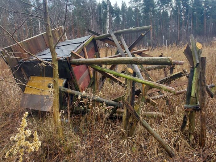 zniszczone ambony myśliwskie, Wojskowe Koło Łowieckie nr 347, Komornica, Wieliszew