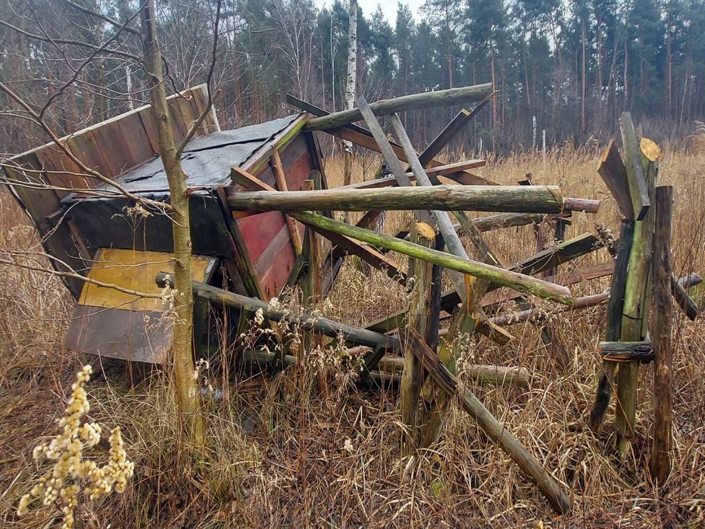 zniszczone ambony myśliwskie, Wojskowe Koło Łowieckie nr 347, Komornica, Wieliszew