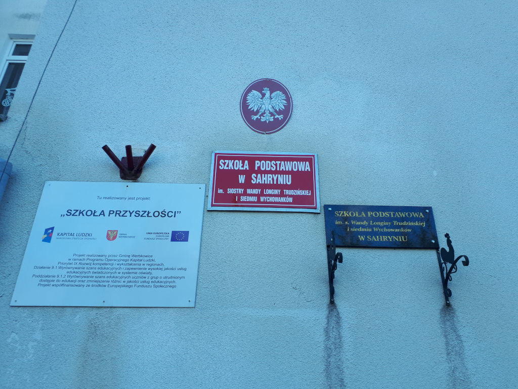 ściana, szkoła podstawowa w Sahryniu