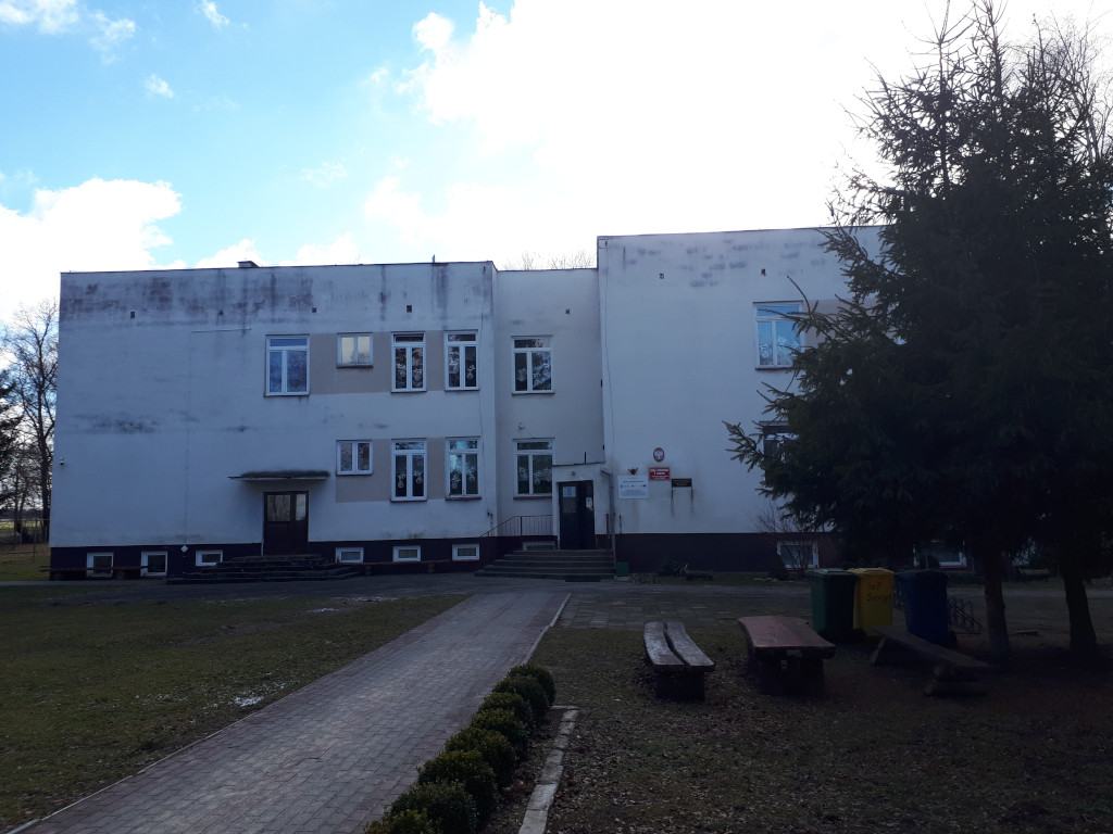 szkoła podstawowa w Sahryniu, budynek, niebo