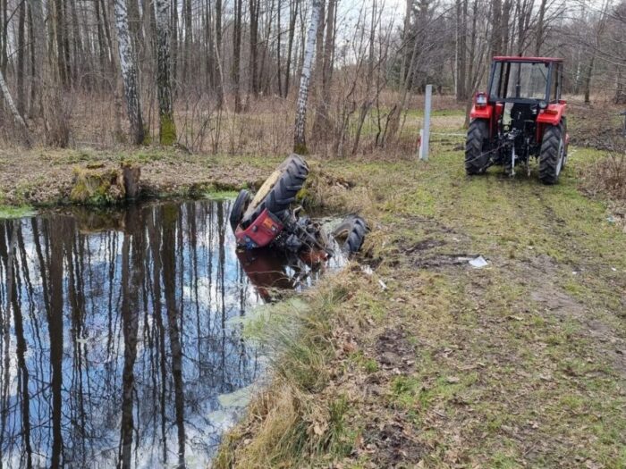 Przedbórz, powiat kolbuszowski, traktor wpadł do stawu, KPP Kolbuszowa