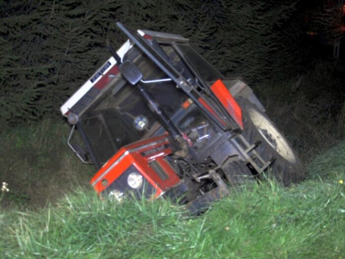 traktor, ciągnik, ciągnik w rowie