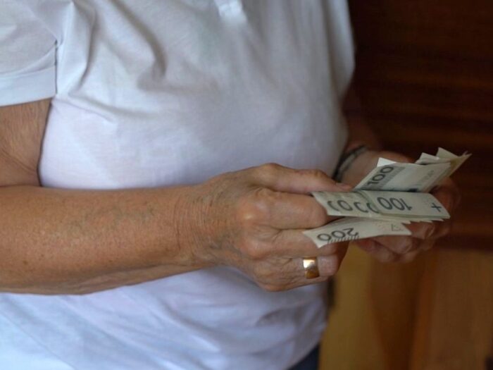 pieniądze, emerytura, banknoty
