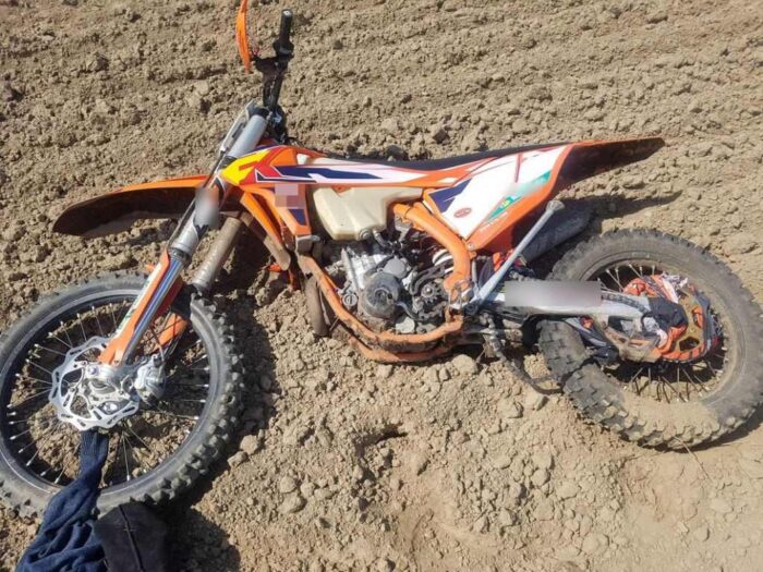 motocykliści na polach, zniszczone zasiewy, Andrzej Urbanek, Krosno