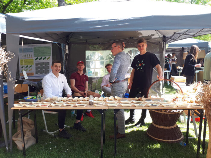 studenci, wrie, stoisko