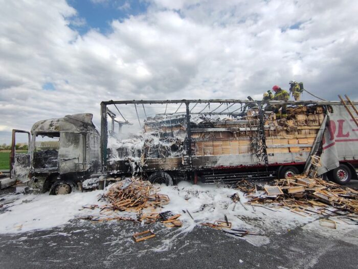 ramki i podkarmiaczki dla pszczół do uli, pożar ciężarówki, KP PSP Międzyrzecz