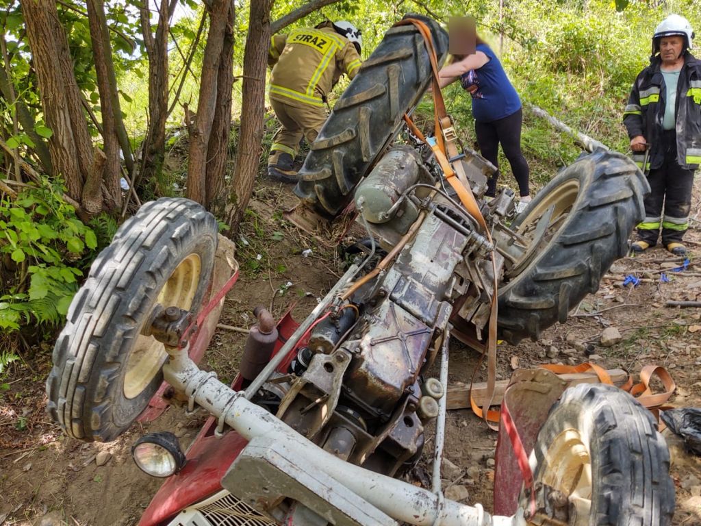 traktor przygniótł mężczyznę, wywrotka ciągnika rolniczego, Zawadka, powiat nowosądecki