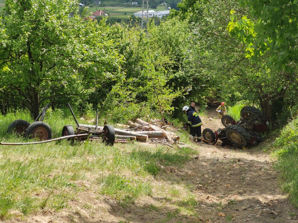 traktor przygniótł mężczyznę, wywrotka ciągnika rolniczego, Zawadka, powiat nowosądecki