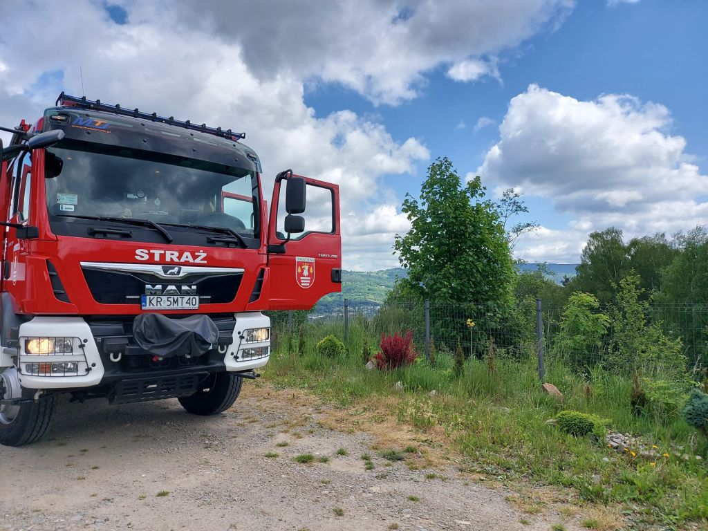 Grzechynia, powiat suski, traktor przygniótł mężczyznę, KP PSP Sucha Beskidzka