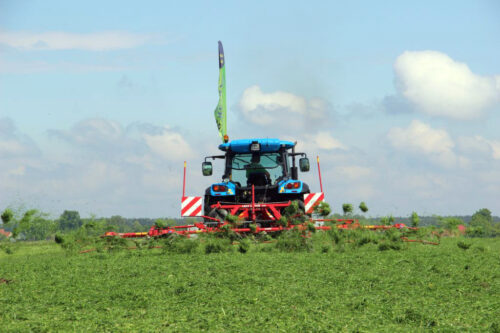 Zielone Agro Show, kosiarki, przetrząsacze, sieczkarnie, przyczepy zbierające, prasy, prasoowijarki, owijarki