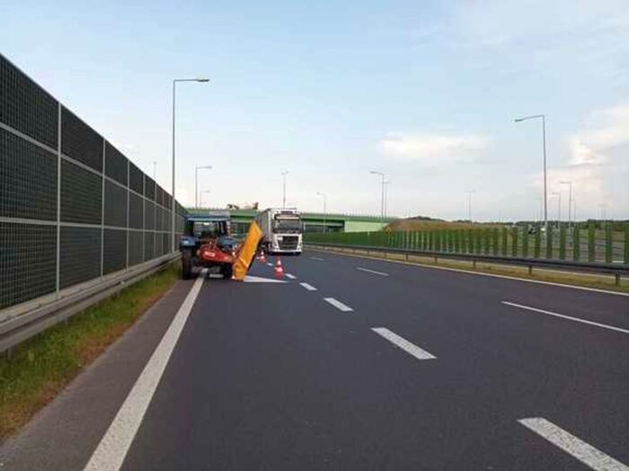 traktor, autostrada, jazda pod prąd
