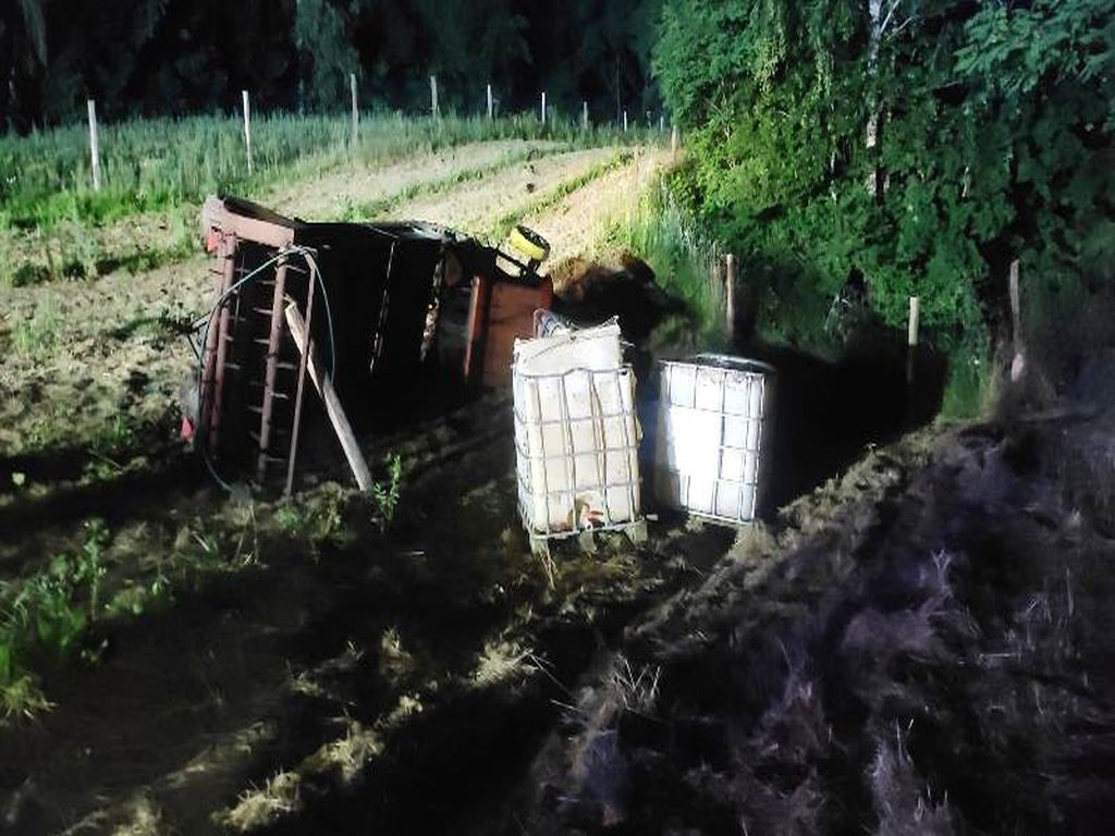 traktor przygniótł mężczyznę, wywrotka ciągnika rolniczego, Czekarzewice Drugie, powiat opatowski