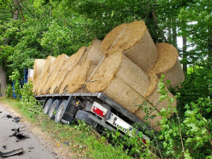 Ciężarówka z balotami w rowie, Tarławki, KP PSP Węgorzewo, SOR Giżycko