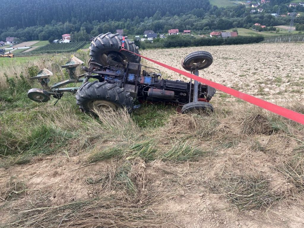 Ciągnik wywrócił się na zboczu, Naszacowice, powiat nowosądecki, KM PSP Nowy Sącz