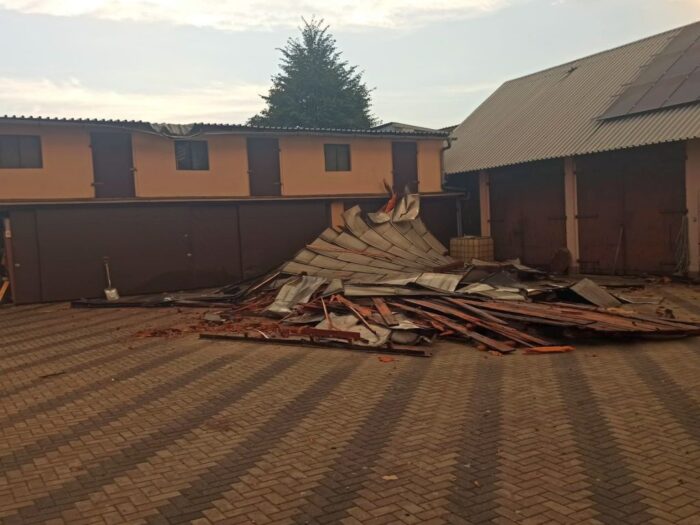 zerwane dachy budynków gospodarczych, powiat ostrzeszowski, Tokarzew, Książenice, Noemi Biel