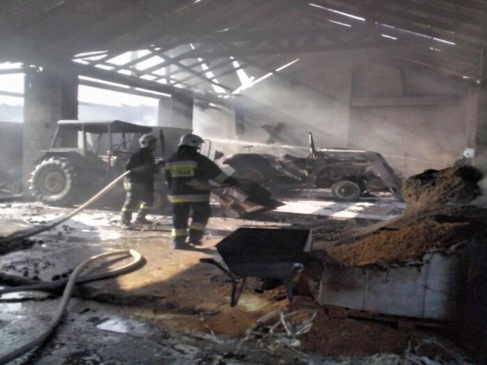 pożar w gospodarstwie, Grabowiec, powiat radzyński, poparzone bydło