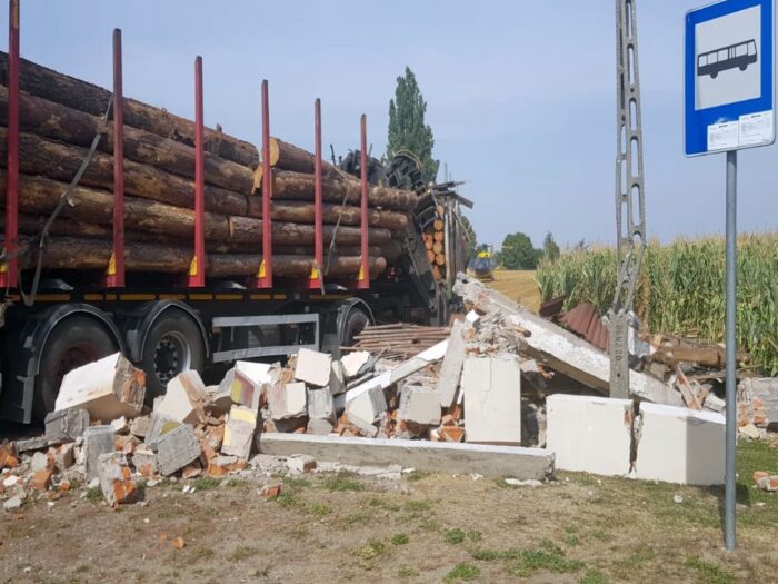 transport drewna, Łekno , Piotr Kaczmarek, zniszczony przystanek autobusowy