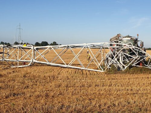 ciągnik przewrócił słup energetyczny na polu, Włóki, linie wysokiego napięci, OSP Dobrcz