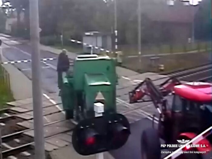 Ciągnikiem przepychał kombajn przez tory, Świercze, PKP PLK, przejazd przez tory
