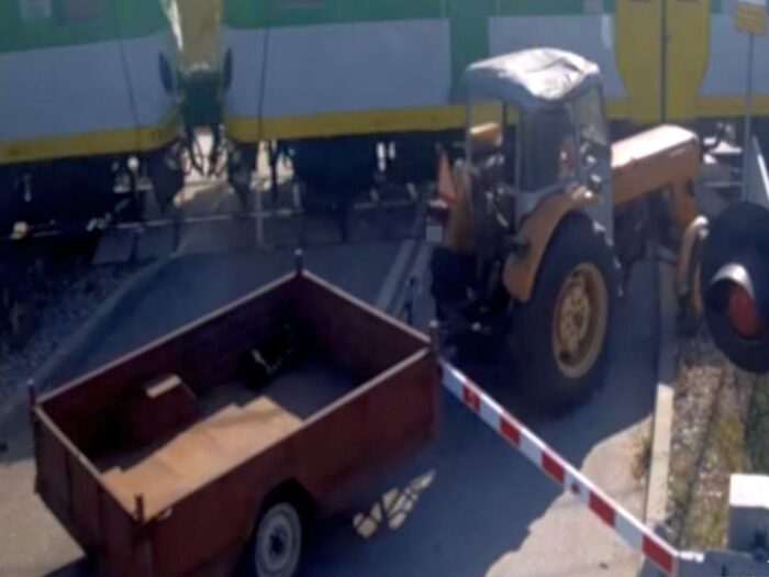 wjechał traktorem na przejazd kolejowy, Kletnia, powiat rycki, żółte naklejki PLK