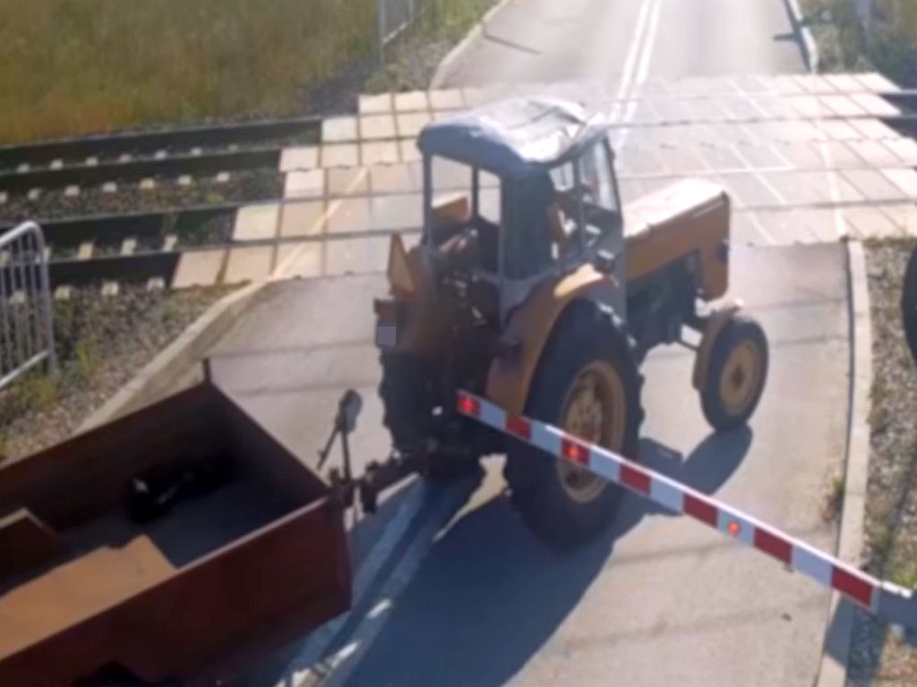 wjechał traktorem na przejazd kolejowy, Kletnia, powiat rycki, żółte naklejki PLK