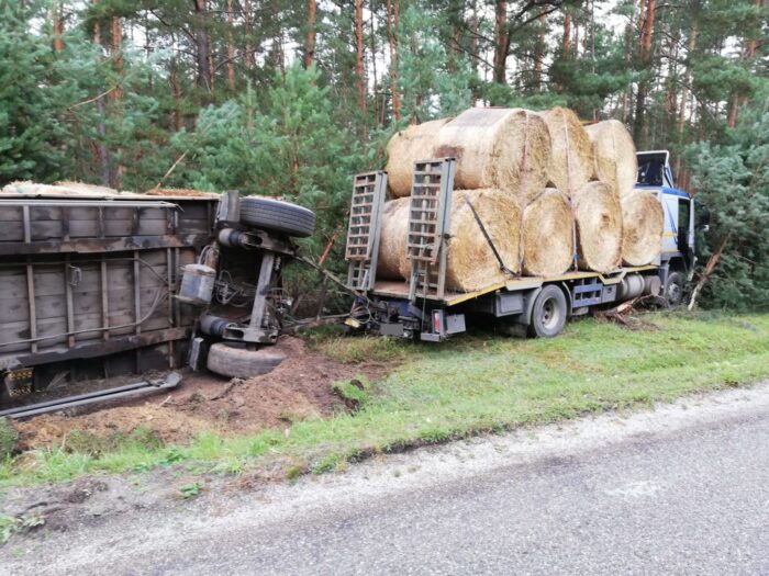 Ciężarówka ze słomą wypadła z drogi, Będków, powiat pajęczański, Wioletta Mielczarek