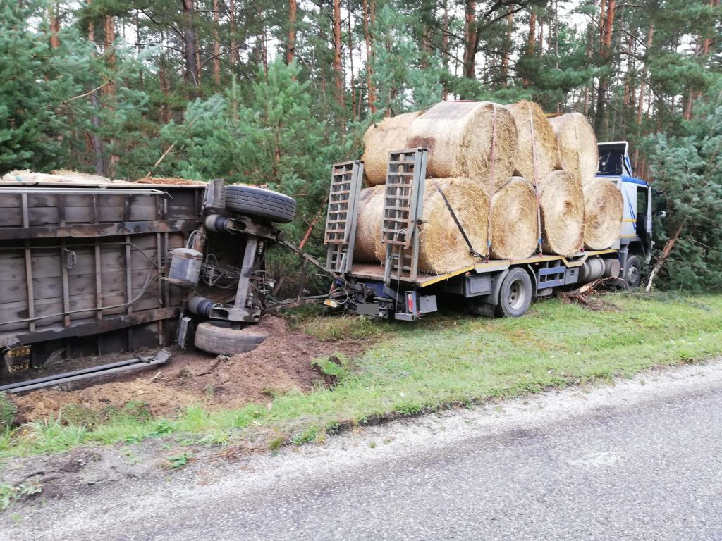 Ciężarówka ze słomą wypadła z drogi, Będków, powiat pajęczański, Wioletta Mielczarek