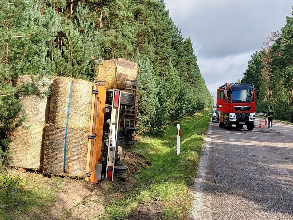 Ciężarówka ze słomą wypadła z drogi, Będków, powiat pajęczański, Wioletta Mielczarek