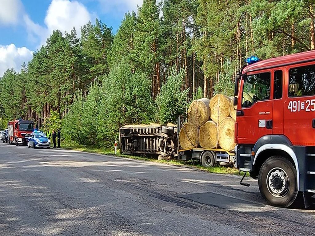 Ciężarówka ze słomą wypadła z drogi, Będków, powiat pajęczański, Wioletta Mielczarek