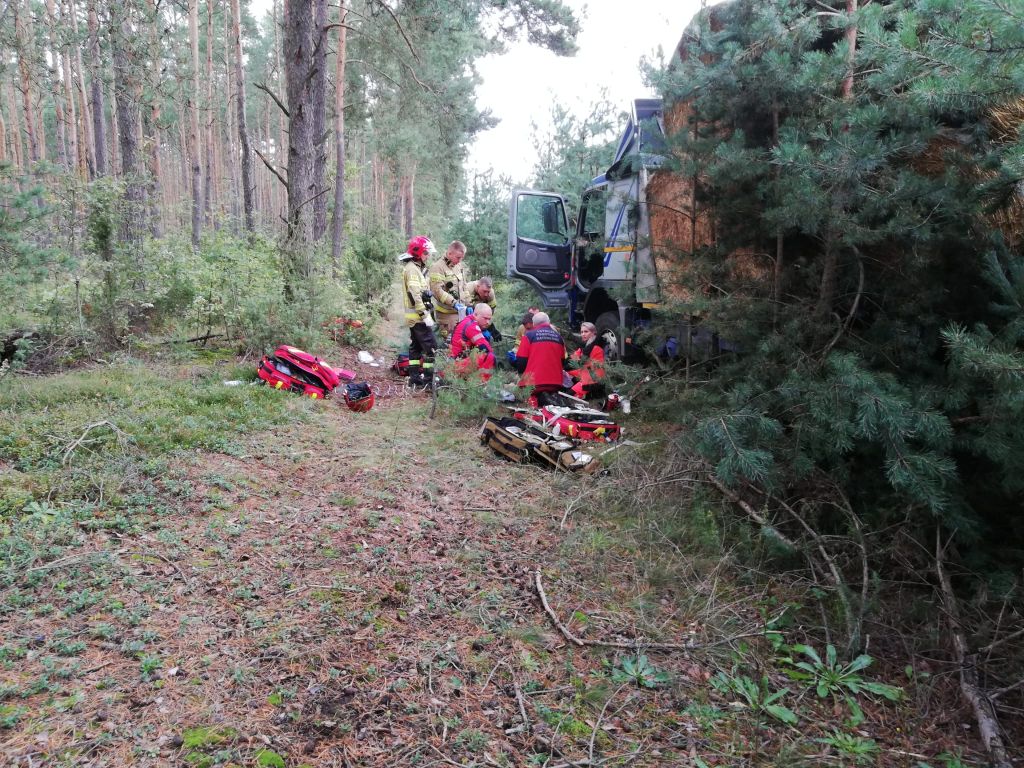 Ciężarówka ze słomą wypadła z drogi, Będków, powiat pajęczański, Wioletta Mielczarek