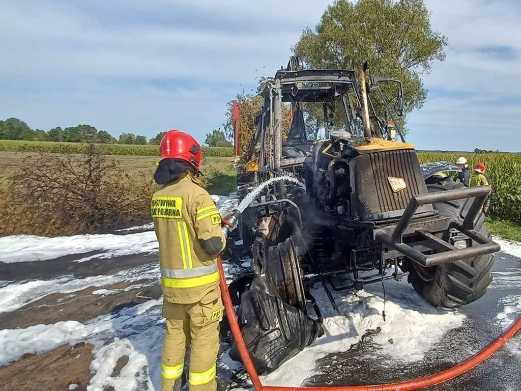 pożar ciągnika, pożar prasy rolniczej, powiat pilski, Turza, powiat oleski