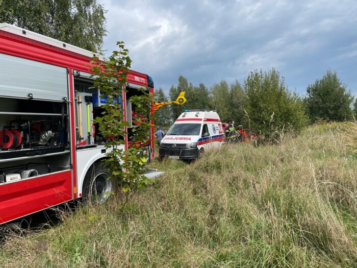 ciągnik przygniótł mężczyznę, Łętownia, KP PSP Sucha Beskidzka, śmigłowiec LPR