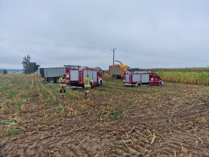Wypadek przy zbiorze kukurydzy, sieczkarnia przygniotła dłoń mężczyźnie, gmina Przasnysz